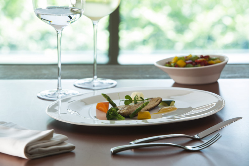 Assiette plate ovale ivoire porcelaine vitrifiée 34,2x27,3 cm Giro Rak